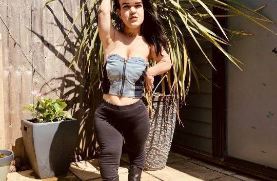 Meet Caitlin Hellyer, the fashion blogger with dwarfism who has been an inspiration to others.